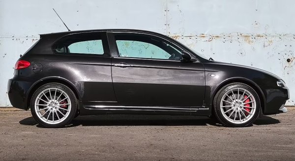 Средна стойност днес: 10 000 до 25 000 евро

Alfa Romeo 147 GTA е рисков избор. Стойностите нарастват стабилно през последните години, като най-добрите екземпляри достигат над 25 000 евро. Но 146 GTA не е най-надеждният модел.

Въпреки всичко, това е чисторъквно Alfa Romeo от ранните нула години. Той е пълен с италиански характер и горещ хечбек дизайн, с изпъкнали калници, големи сплитери и големи алуминиеви джанти. Неговият 3,2-литров шестцилиндров двигател сега се смята за един от най-добрите, произвеждани някога. Интериорът отразява италианското майсторство, съчетано със спортни детайли.

Популярността на този хотхеч продължава да нараства, като много млади купувачи го търсят, за да се насладят на едно от най-добрите изживявания на Alfa Romeo.